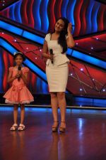 Sonakshi Sinha promotes Joker on the sets of ZEE Lil Masters in Famous on 20th Aug 2012 (73).JPG
